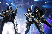 (l-r) Gene Simmons, Tommy Thayer and Paul Stanley