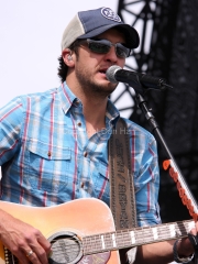 luke-bryan_180