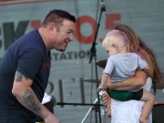 Steve Harwell sings to a young fan