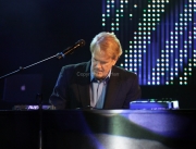 John Tesh