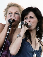 Kimberly Schlapman and Karen Fairchild