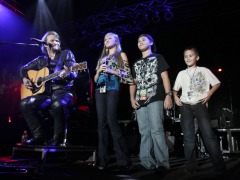 Travis Tritt's children joined him on stage