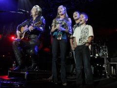 Travis Tritt's children joined him on stage